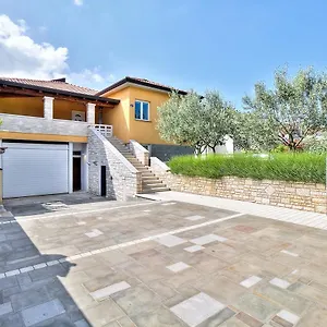 Affittacamere Lana House With, Petrovija